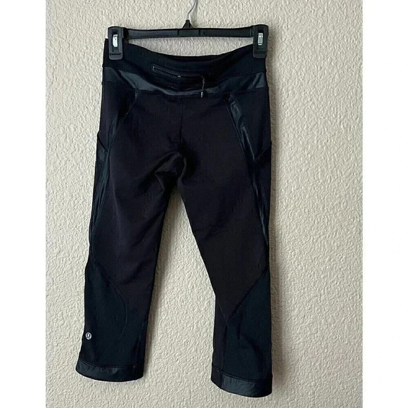Lululemon Chase Me Crop II Black Faux Leather Trim Size 4 Mesh Workout Gym - Picture 7 of 12